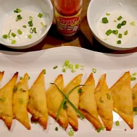 Low calorie baked wontons buffalo chicken, made with chopped cooked chicken, hot sauce, fat free cream cheese, and fat free cheddar cheese. With ranch dressing |Cooking My Butt Offさん