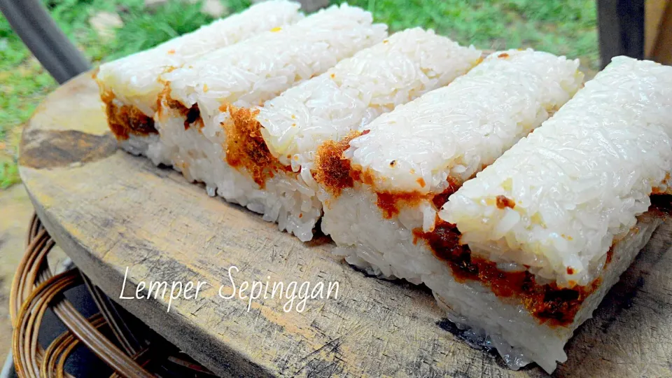 Snapdishの料理写真:Lemper Abon Sapi (Lemper filling with Beef Floss) #Traditional Food #Cuisine indonésienne #Cucina indonesiana #Indonesian cuisine #Masakan Indonesia #Culinária |Lemper Sepingganさん