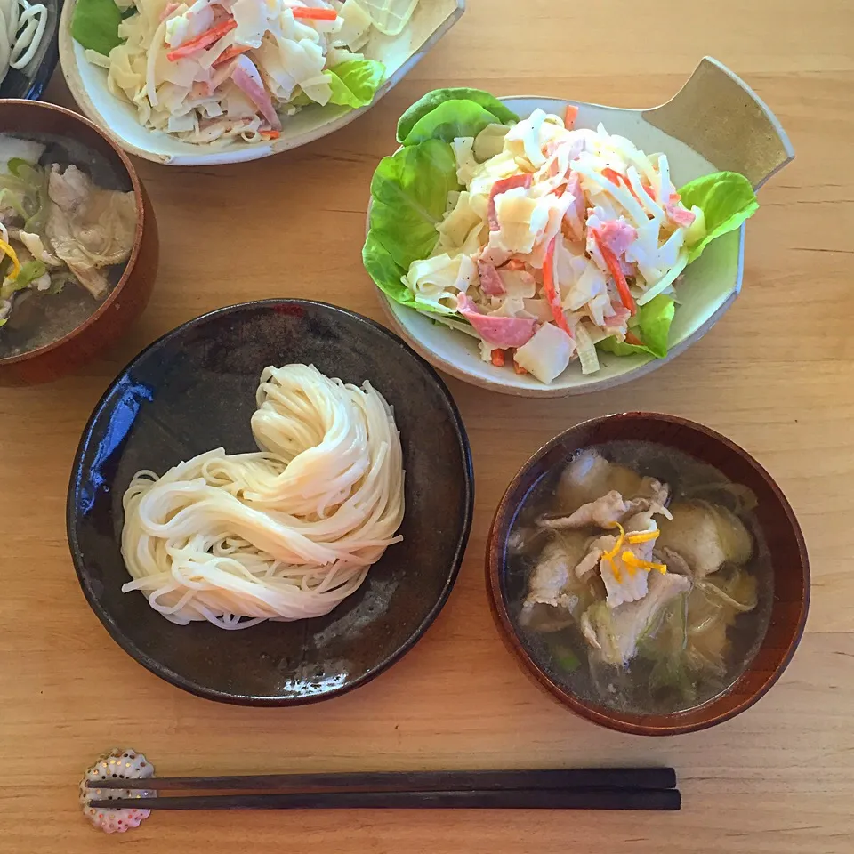 豚と焼きネギのお汁で稲庭うどん、稲庭ふしっこのサラダ|maruruさん