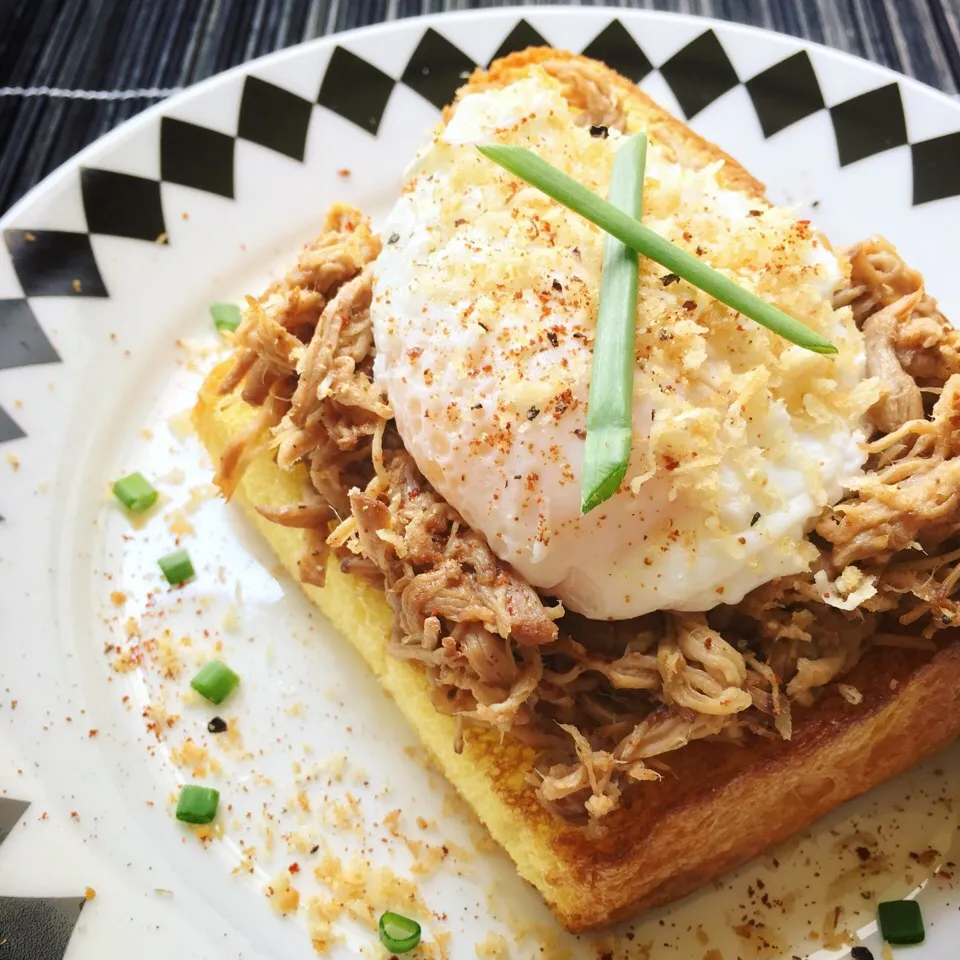 Pulled pork Eggs Benedict with Parmesan panko crumbs|coxiella24さん