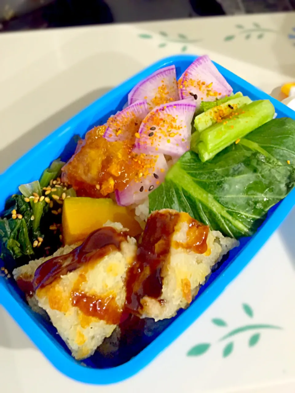 パパお弁当🍱  メンチカツ  ほうれん草の胡麻和え  カボチャの煮物  柚子とリンゴの飴煮  小松菜の漬物  赤大根の漬物|ch＊K*∀o(^^*)♪さん