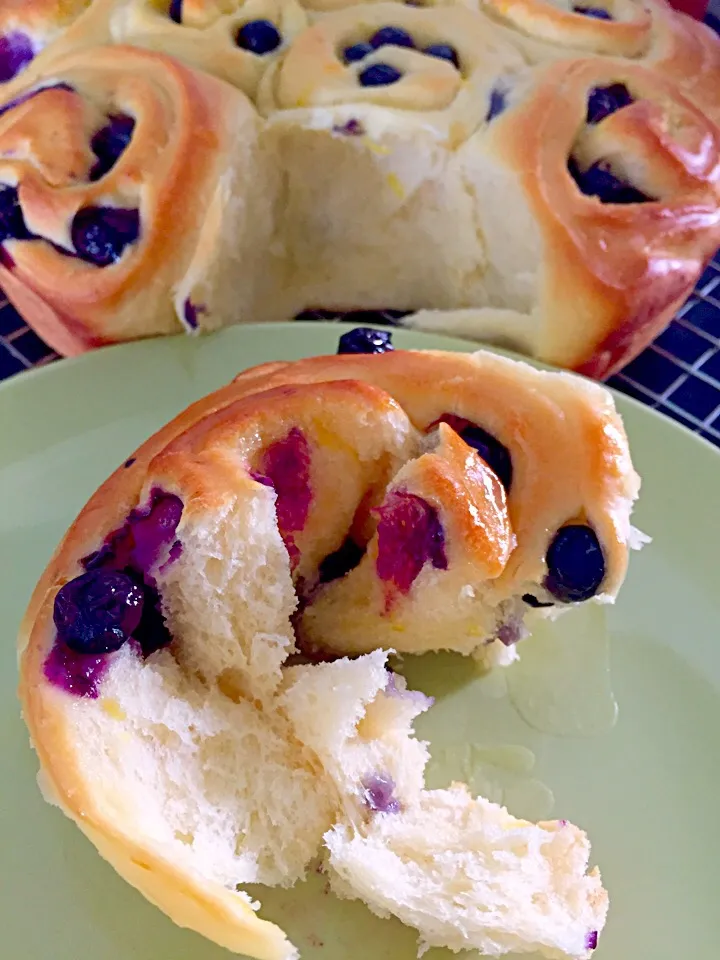 Blueberries Lemon Roll ☕️|Tari's Kitchenさん