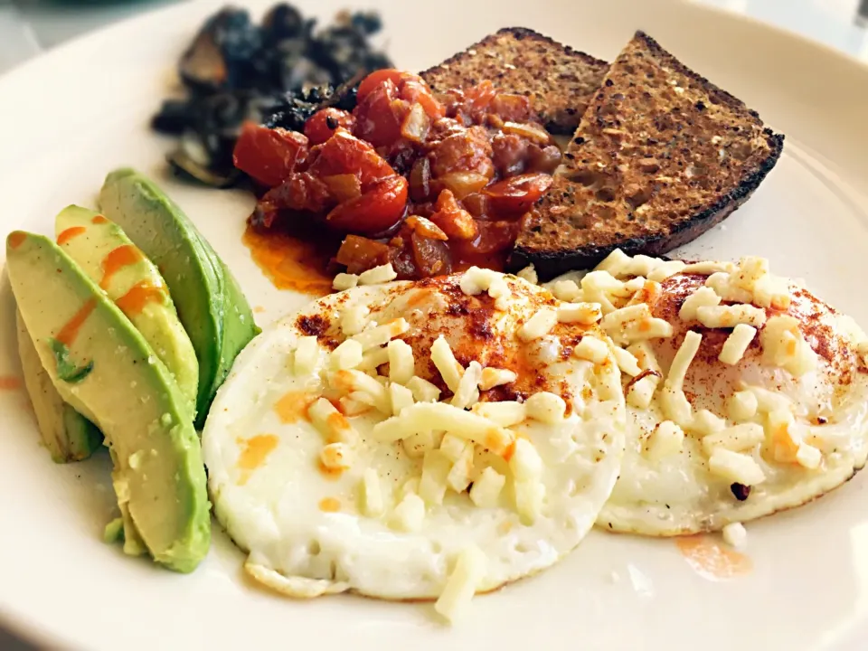 Vegetarian Eggs : 2 Eggs, Mushrooms, Avocado, Tomato Salsa & Mozzarella|Sergio Lacuevaさん