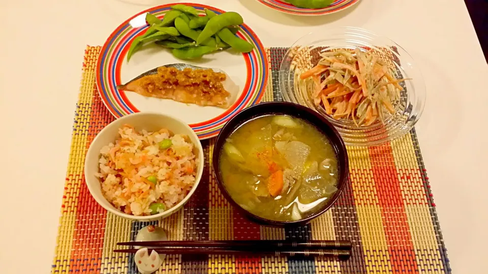 今日の夕食　鮭のごま味噌焼き、ごぼうサラダ、桜えびと枝豆の塩麹炊き込みご飯、豚汁|pinknari🐰🌈さん