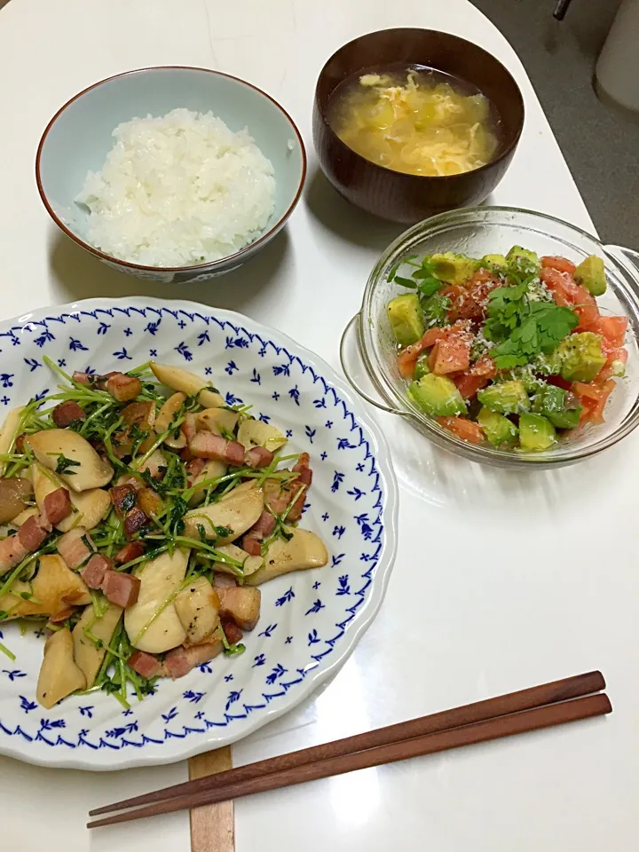 Snapdishの料理写真:豆苗、ベーコン、エリンギ炒め|utayataさん