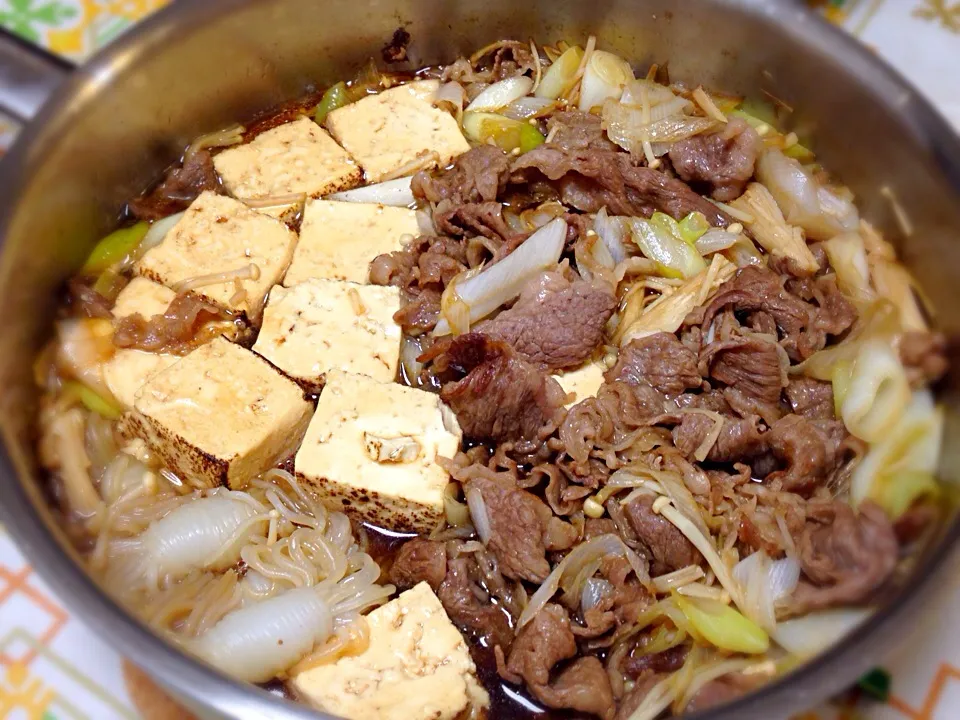 すき焼き sukiyaki; thin slices of beef, cooked with various vegetables in a table-top cast-iron pan|ゆうじ.さん