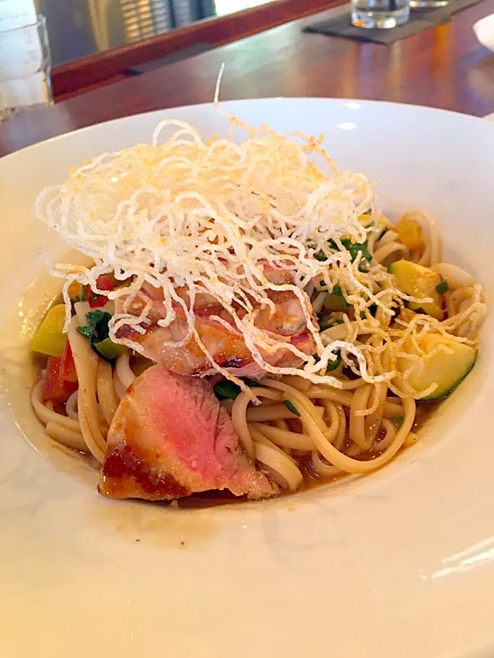 Ahi Tuna Steak with Noodles 🐟|Lukkaew_Lkさん