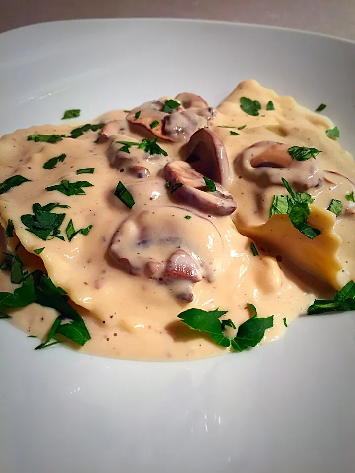 Mushroom ravioli w/ a crimini & garlic cream sauce|Liesel Ryanさん