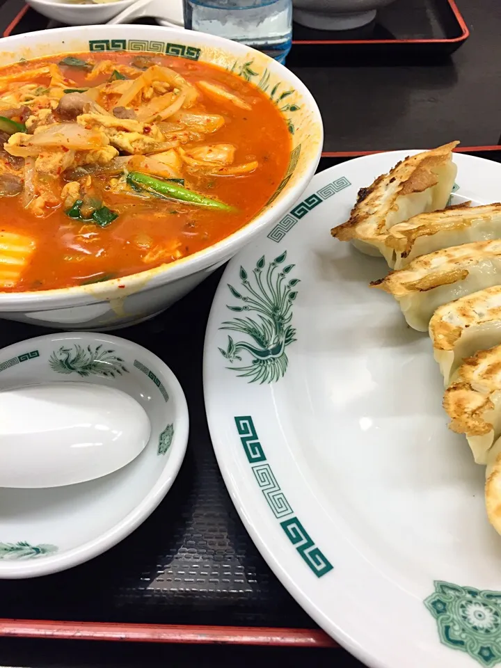 チゲ味噌ラーメン、餃子セット|山内博之さん