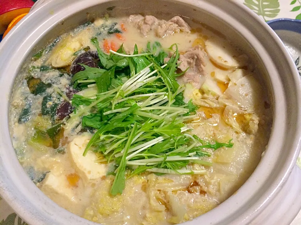 手作り味噌豆乳鍋🍲  最後にごま油を垂らして風味豊か＆生姜たっぷりでポカポカ✨☺️|♥️さん