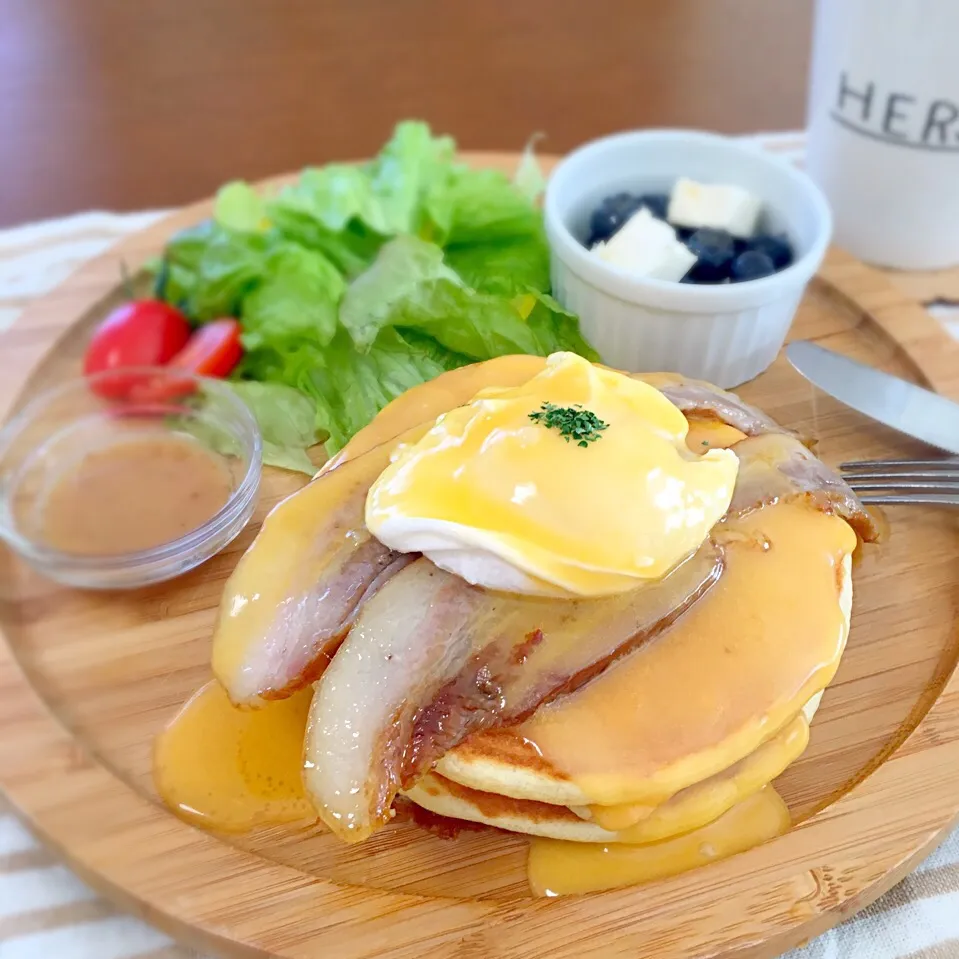 自家製ベーコンでパンケーキ＊エッグベネディクト🍴|むぎママさん