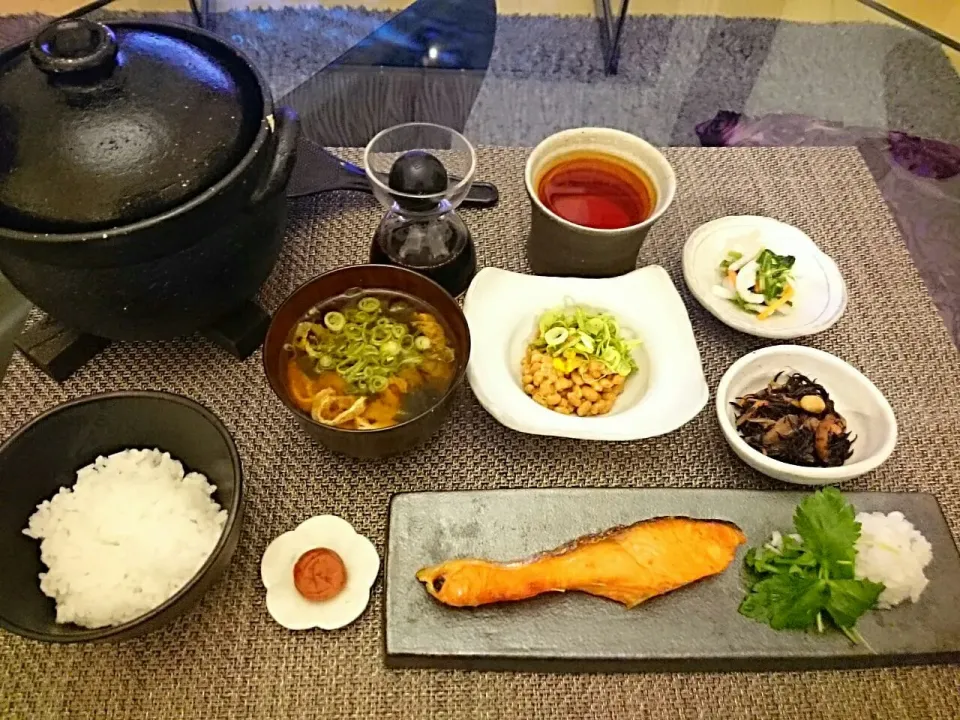 Snapdishの料理写真:2015年最後の朝。
5時過ぎに目が覚めました❣
取り敢えず 朝ご飯～って事で 土鍋ご飯～
炊いてる間に お魚焼いて、お味噌汁作って THE日本の朝ご飯♪
ご飯の炊いてる匂いと 焼いてるお魚の匂いで お腹が空いてくる～(笑)
食べ終わった7時前に やっと 外が薄明かるくなってきました。
今日を満喫しなくちゃ❣

201|yokoさん