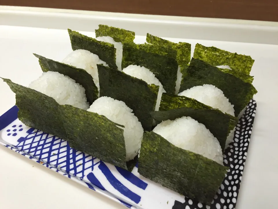 大掃除の時は、おにぎり最強で御座いますわ🍙これで、2人家族２食切り抜けますわ🎌|にゃあ（芸名）さん