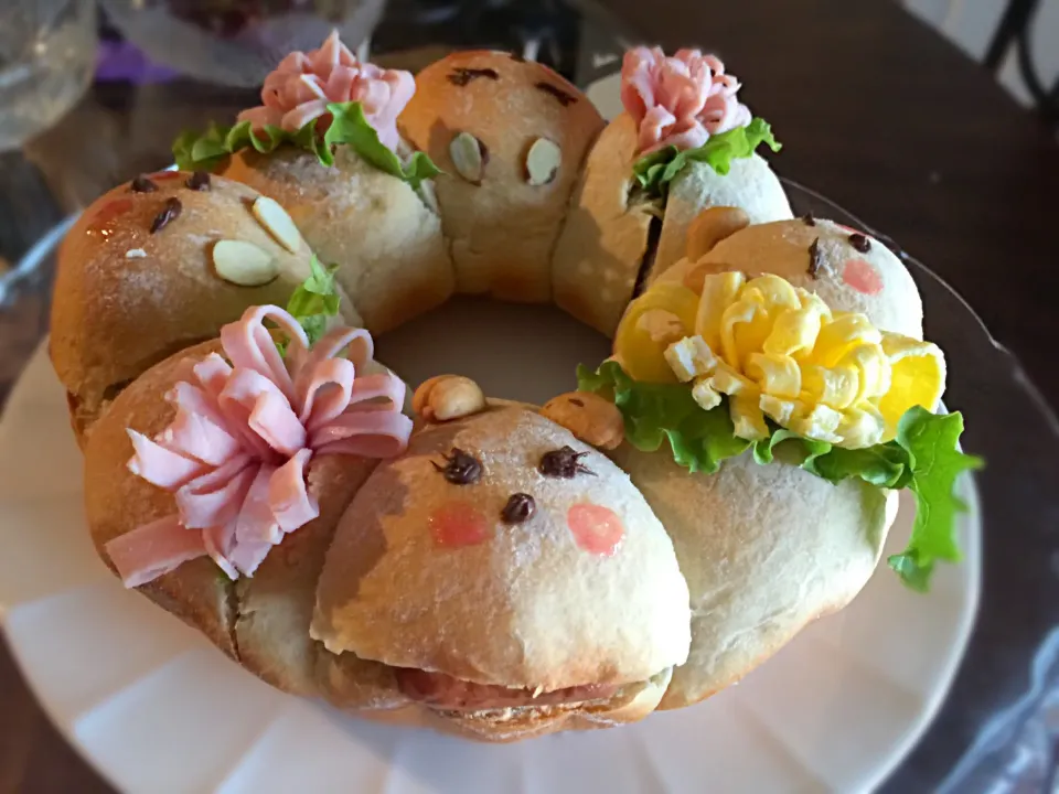 Snapdishの料理写真:うさぎホットドッグとお花畑サンド ♪|Dong Mei Linさん