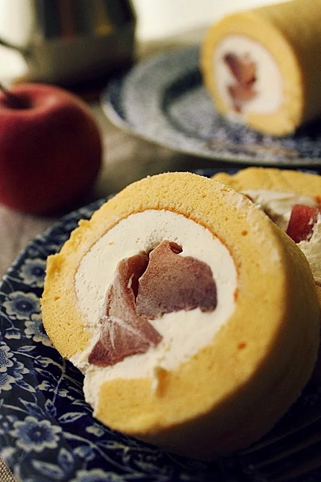 Snapdishの料理写真:りずむさんの料理 シフォンロールケーキ✨ meet 蜜子🍎|はさん