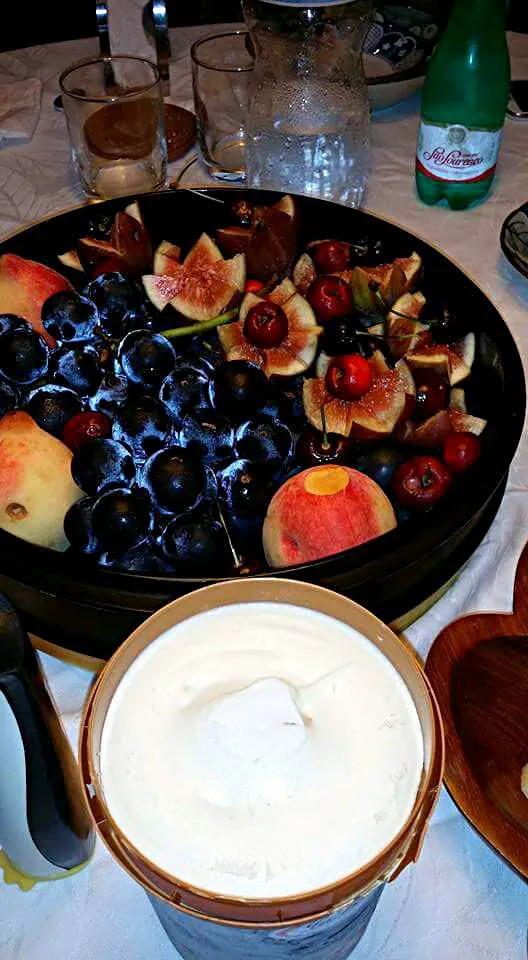 fruit with Greek yogurt dip|CHUENCHAIさん