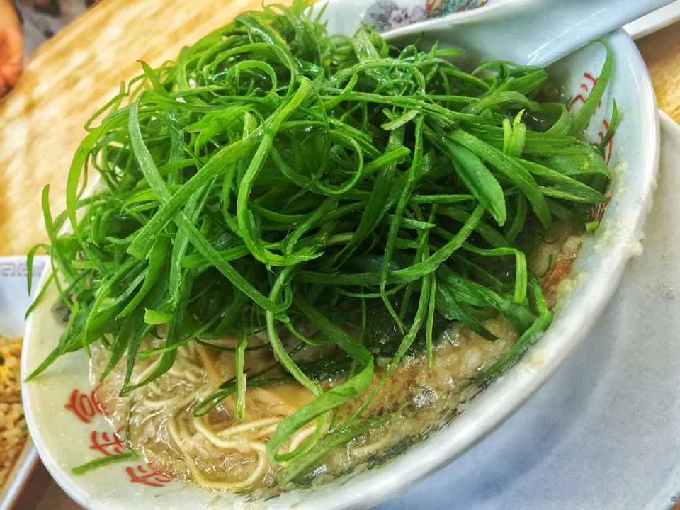 葱ラーメン。やっぱ混んでるなあ。|たけうちさん