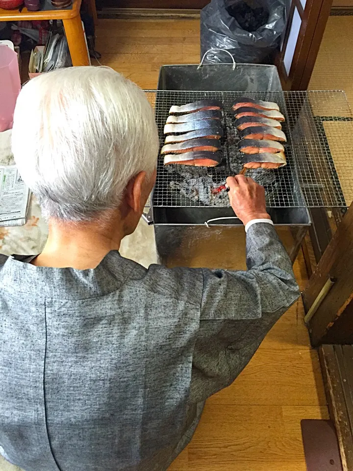 お爺様の焼く、正月鮭ヽ(ﾟ∀ﾟ)ﾉ|ふみぃさん