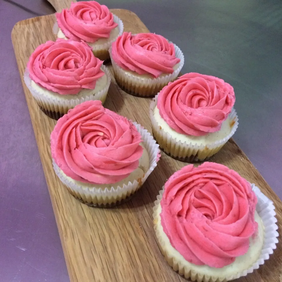 Snapdishの料理写真:Neapolian cupcakes
With strawberry butter cream|Charlize Linさん