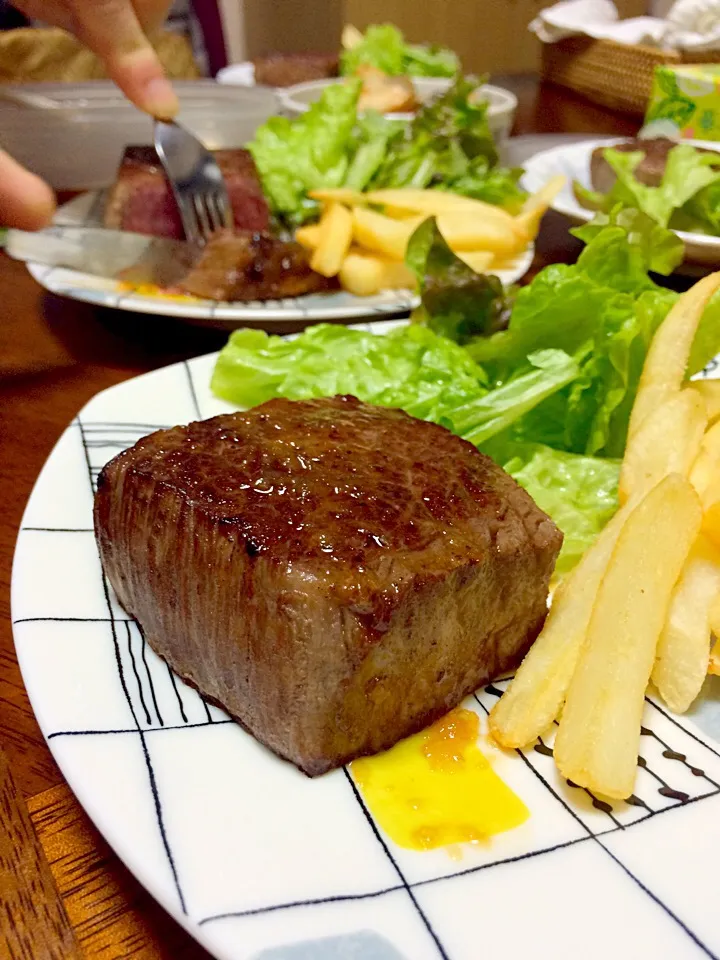 Snapdishの料理写真:父の焼いたステーキで今年最後の夕食🍴|かずみさん