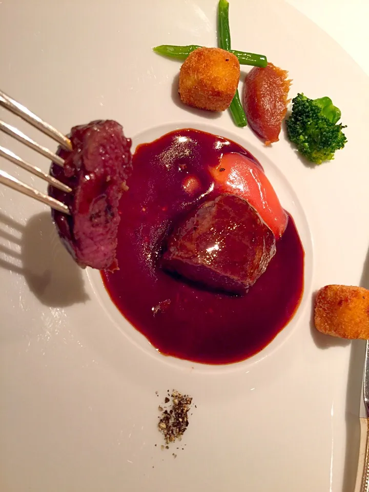 Fillet de chevreuil roti,sauce vin rounge,pommes epicees *鹿の肉*|reviliaさん