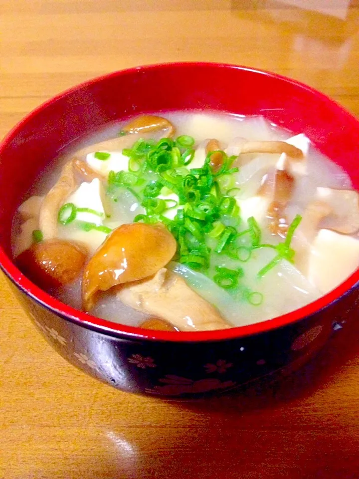 Snapdishの料理写真:生なめこと豆腐の味噌汁🍲とろとろ温まり〜💕|まいりさん