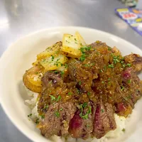 Snapdishの料理写真:ステーキ丼~ジャガイモと白菜のビネガー煮込み添え~|チロルさん