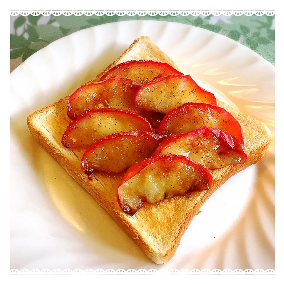 娘が作ってくれた…💝
焼きアップルシナモントースト✨|Makikoさん