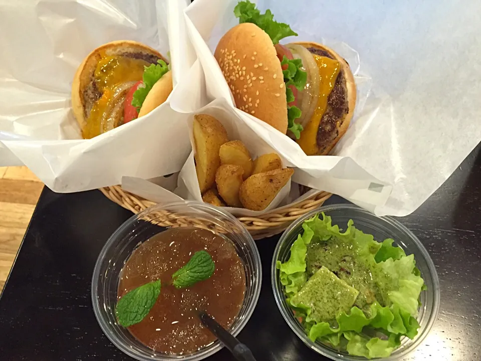 おせちに飽きたらハンバーガー🍔って、今年はおせちは用意してませんがな💦|にゃあ（芸名）さん