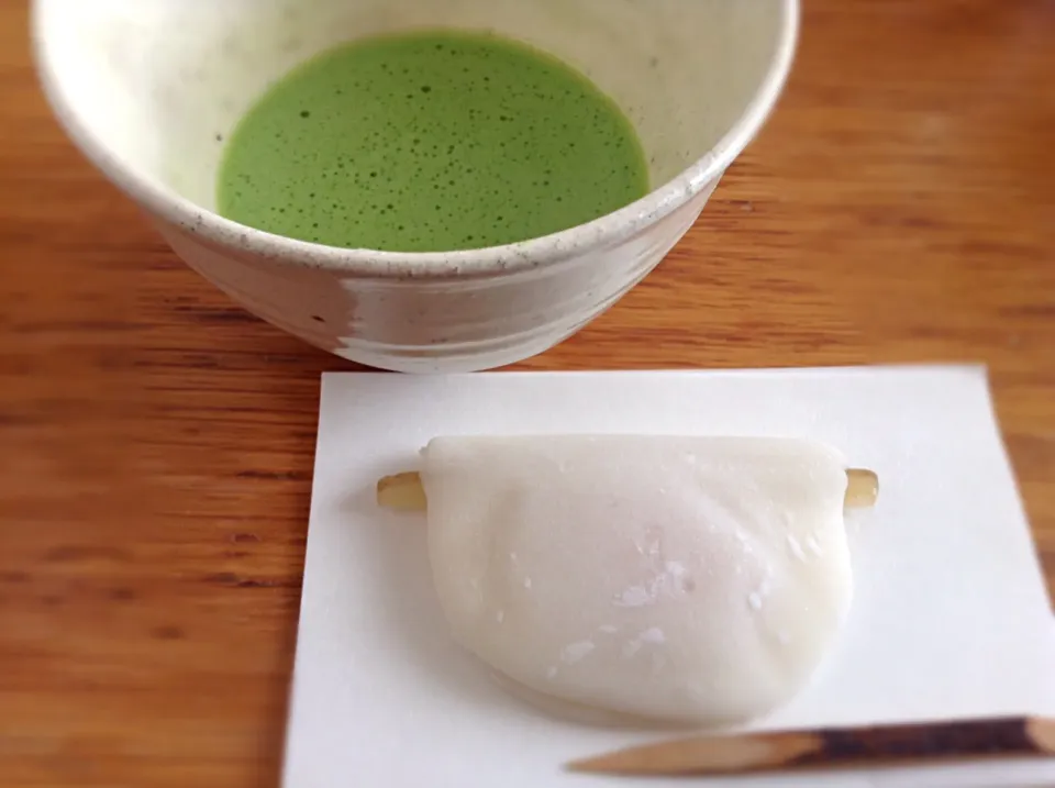 Snapdishの料理写真:花びら餅 と 抹茶|ちぇりさん