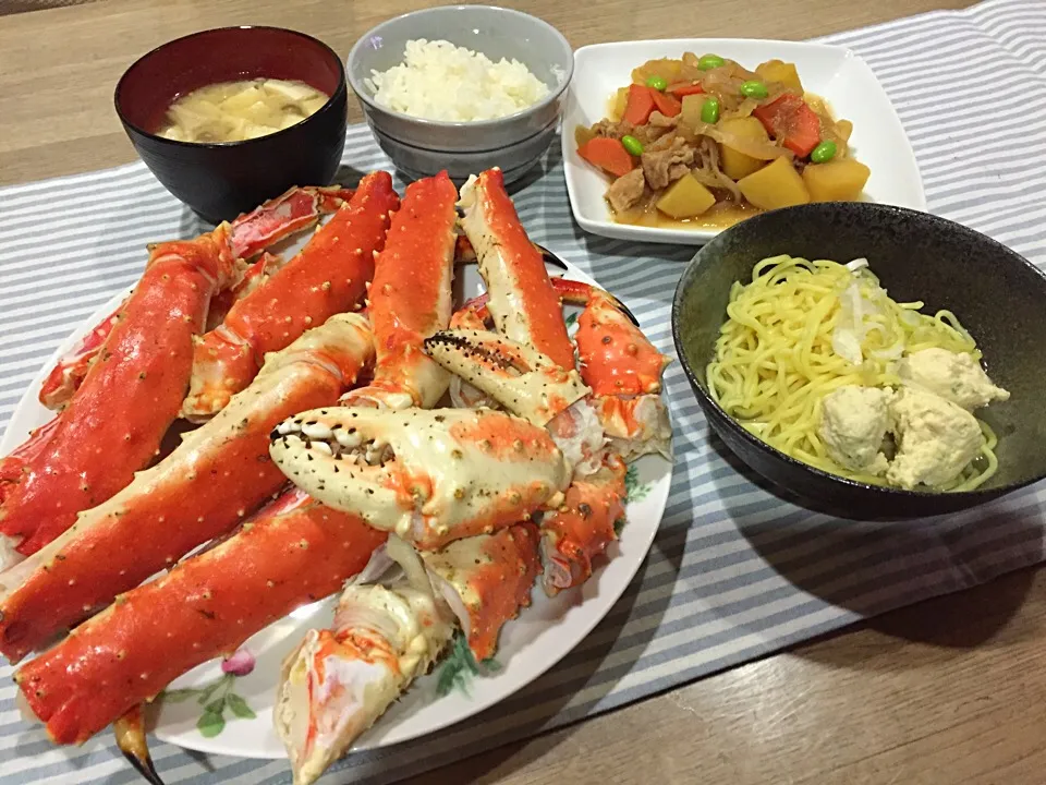 タラバガニ山盛り（笑）・肉じゃが・・鍋残りダシでつけ麺風・豆腐ワカメ味噌汁〜12/28晩御飯|まーままさん