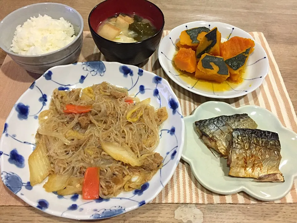 春雨と白菜の中華うま煮炒め・塩サバ・かぼちゃ煮・麩とワカメ味噌汁〜12/30晩御飯|まーままさん