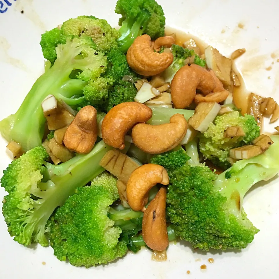 Broccoli with garlic butter & cashews|Trish Wongさん