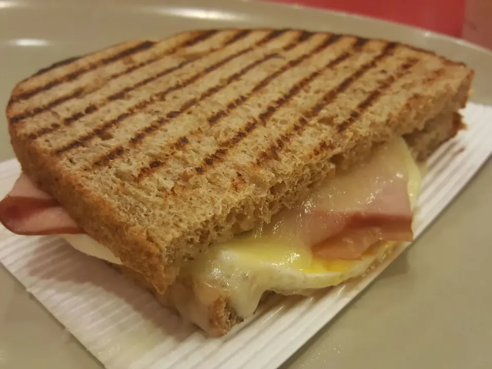 Ham, Egg, & Cheese Breakfast Power Sandwich|Christian J. Torres Cañarteさん