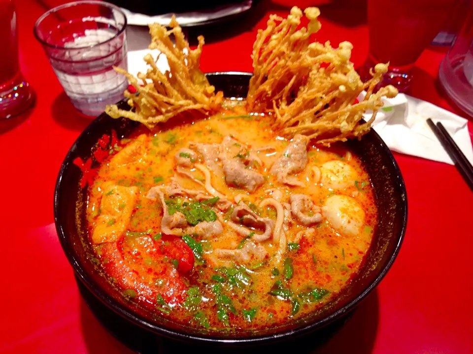 Tom Yum Kung noodle soup with pork slices, tofu, tomato, fishballs and fried enoki mushrooms|Emmaさん