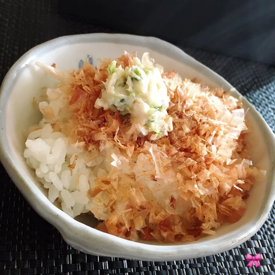 わさび漬け丼…炊きたてのご飯にみちゃこ超特製のわさび漬け＆鰹節のっけ牡蠣醤油たらり。絶品！！！|おりぃさん