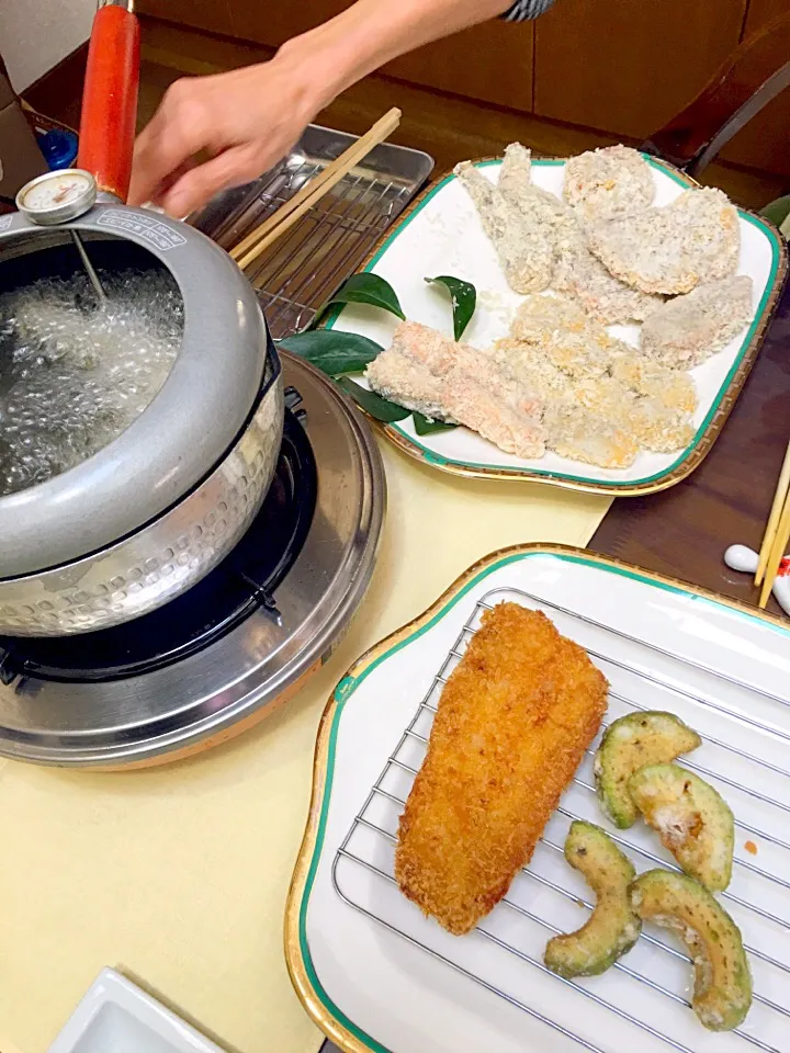 メインはアボカド・ロースカツ・海老・サーモン・ヒレカツ・カキ&ポテトのミックスフライです😋|takamuraさん