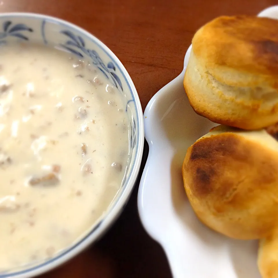 Snapdishの料理写真:Biscuits and Gravy ビスケット&グレーヴィー|Mama Kathi Dinerさん