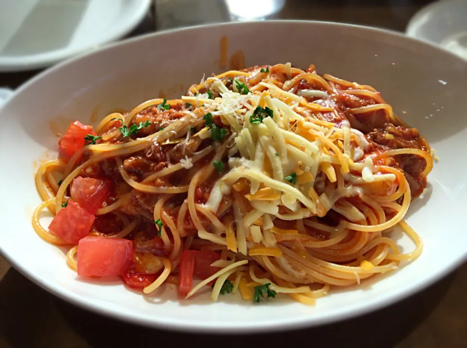 Snapdishの料理写真:牛肉とチーズがたっぷり！ トマトミートソース🍝|Kojiさん