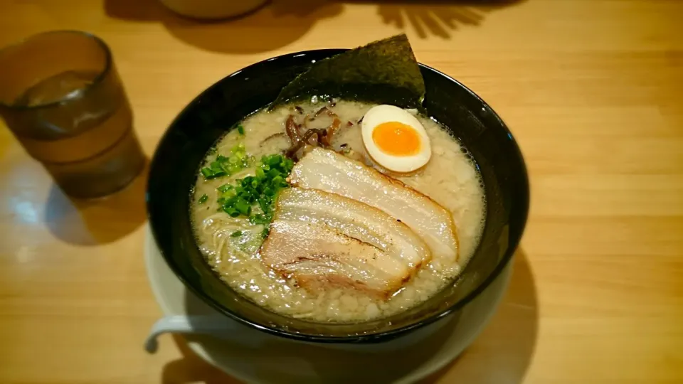 Snapdishの料理写真:麺kitchenふくすけ 純・豚骨らーめん|ミナミ ヒロヤさん