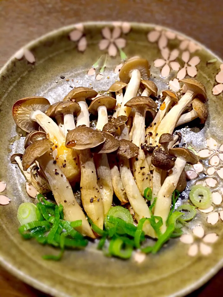 Snapdishの料理写真:焼きしめじ|男オオカミさん