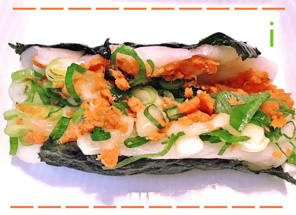 鮭フレークねぎチーズ餅 【Grilled rice cake w/ salmon,leek and cheese filling】|izoomさん