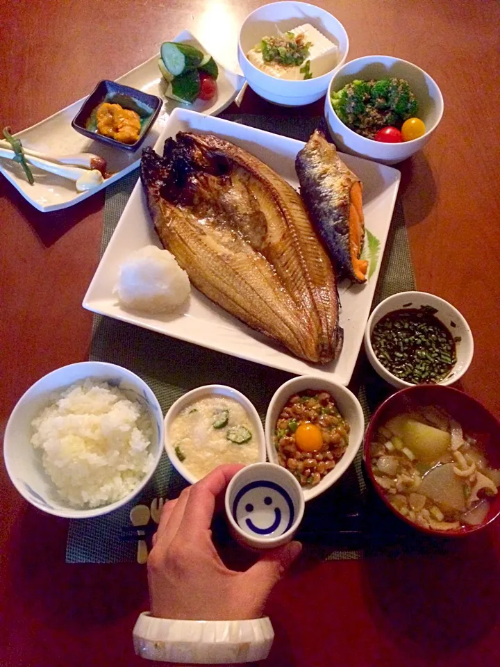 Today's Dinner🍴前菜･ﾌﾞﾛｯｺﾘｰの胡麻だれ和え･ｵｸﾗ大和芋･納豆･韮醤油･ほっけ&塩鮭･白飯･豚汁|🌈Ami🍻さん