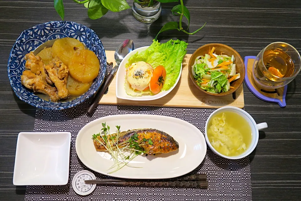 今夜はシャケのバジルソースソテー、鶏肉と大根煮、菊芋と白菜フレンチサラダ、トマトのトースター焼き、卵スープです。|かれんさん