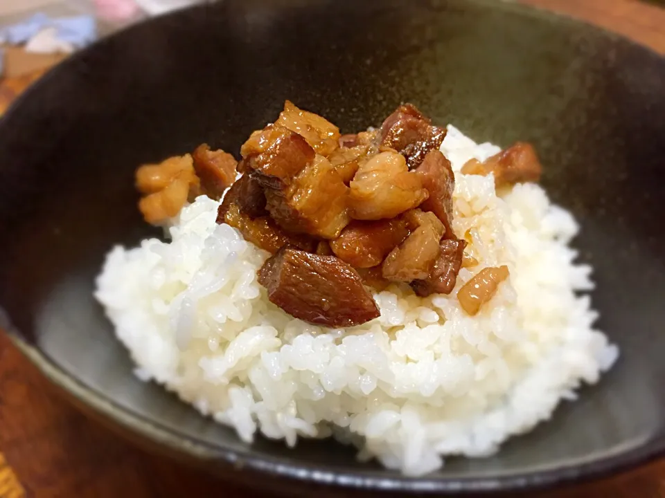 台湾名物、魯肉飯（ルーローファン）。豚バラの水分を2日抜いて作ったので旨味たっぷり！|tesasakiさん