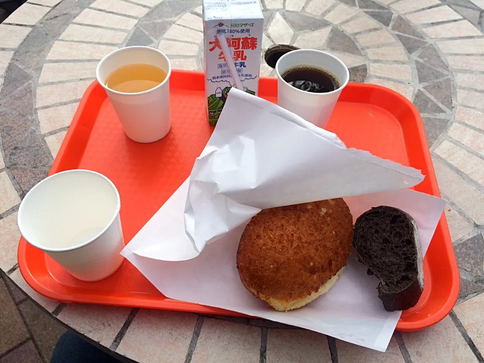 カレーパンとショコラバゲットでランチ|こいちゃんの夫さん