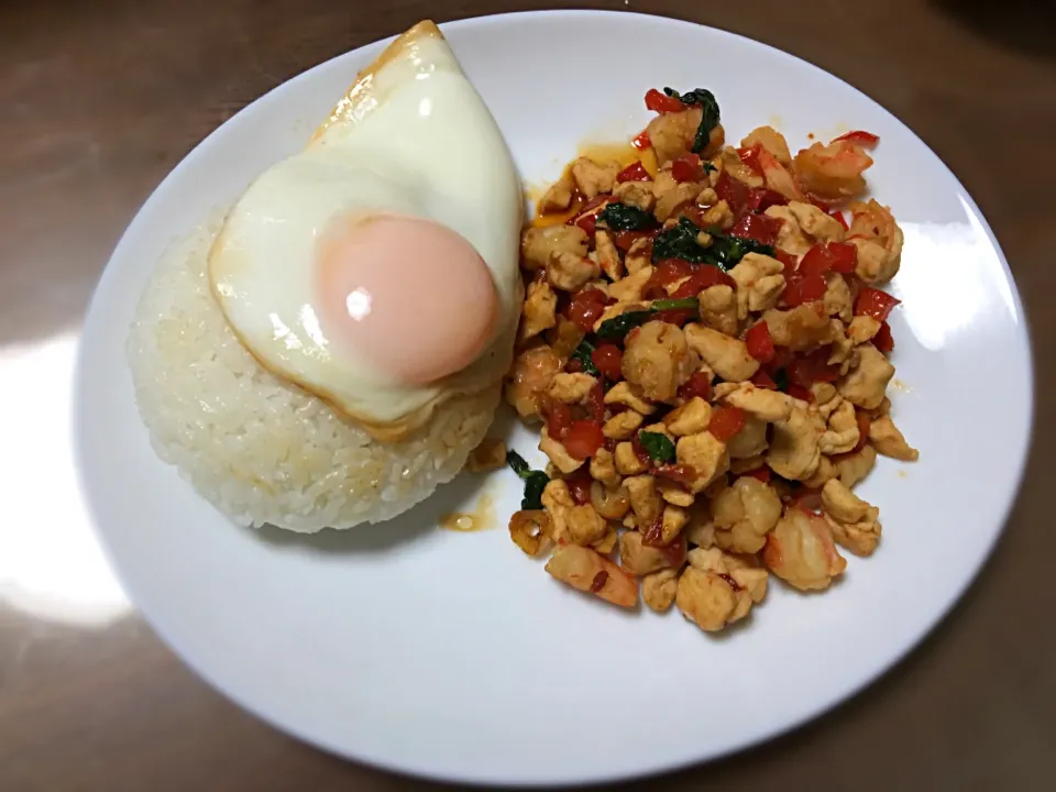 Stir fried chicken with shrimp (Thai cuisine)|joさん