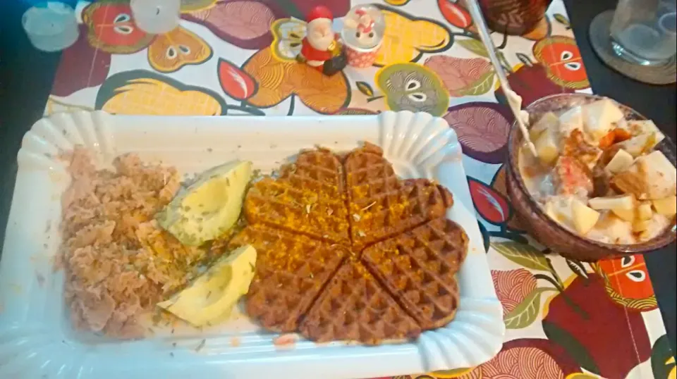 veggie waffles with tuna and avocado, sidedish: fruitsalad|claudia teaさん