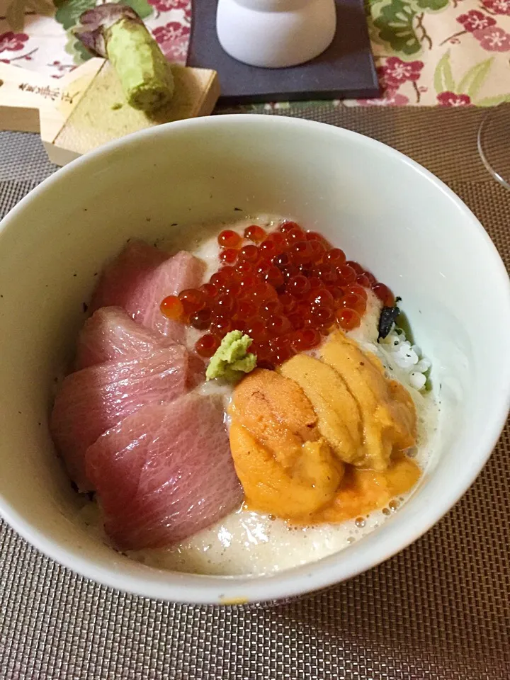 ３日とろろ。うにといくら、大トロ、とろろ丼|ちこさん