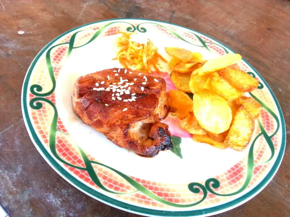 Grilled Chicken marinate with Bulgogi Sauce served with Potato Chips and Julliene Pickles|Aldhi joshua hermanさん